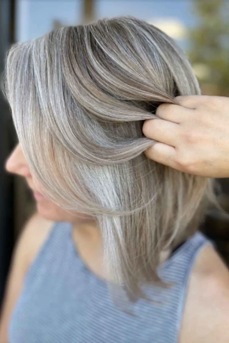 kurze graue Haare mit Strähnchen aufpeppen welche Blondtöne für Frauen ab 50