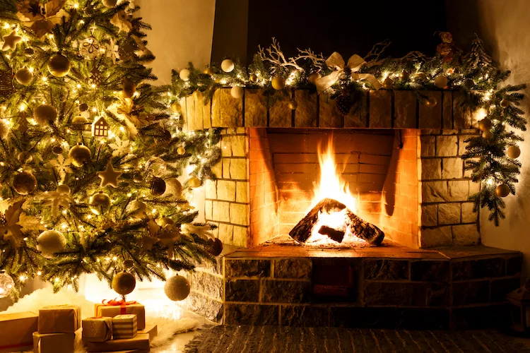 leuchtender weihnachtsbaum neben einem kamin schaffen gemütliche weihnachtsstimmung