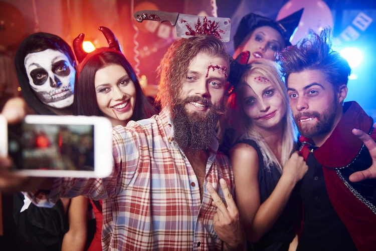 lustige zeiten mit freunden verbringen und selfie auf halloween kostümparty machen