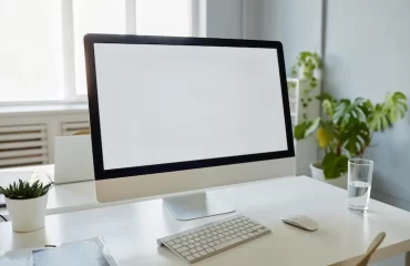 monitor von mac auf der arbeit sauber halten und regelmäßig von staub befreien