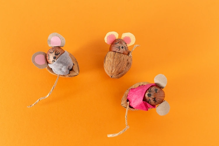 Paketschnur als Schwanz für Mausfiguren