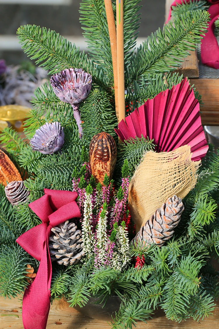 Schönes Gesteck mit Heidekraut und Tannengrün