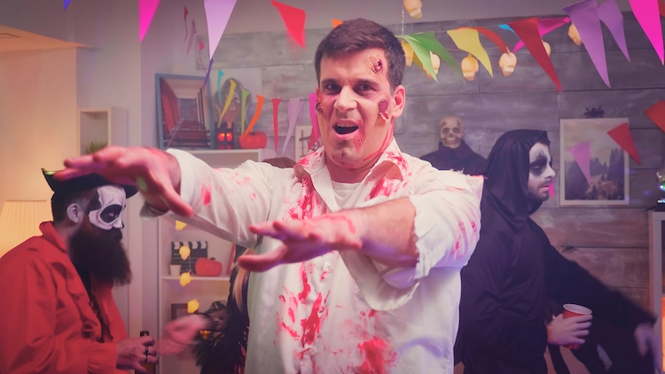 sich auf einer halloween party als einen blutigen zombie verkleiden und die gäste erschrecken