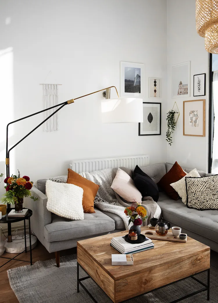 sofa mit bunten kissen dekorieren und die passende beleuchtung im wohnraum installieren