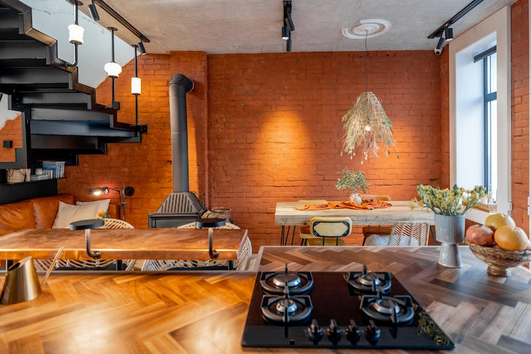 stilvoll eingerichteter wohnraum mit rustikalem charme in ziegelrot