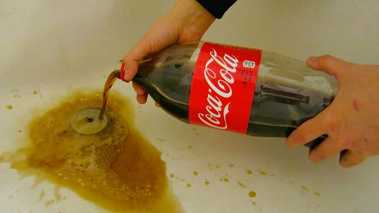 trick gegen haare im abfluss cola aus der flasche gießen und einige stunden einwirken lassen in badewanne