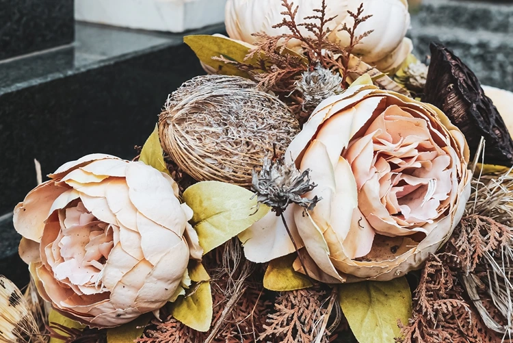 Trockenblumen für ein Grabgesteck in neutralen Farben