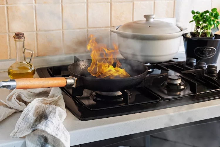 verbrannte speisen in der pfanne oder andere fehler in der küchen können rauchgerüche verursachen