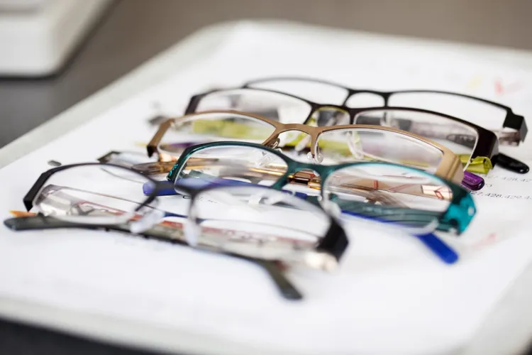 welche Brille für Frauen ab 50 Styling Fehler die älter machen