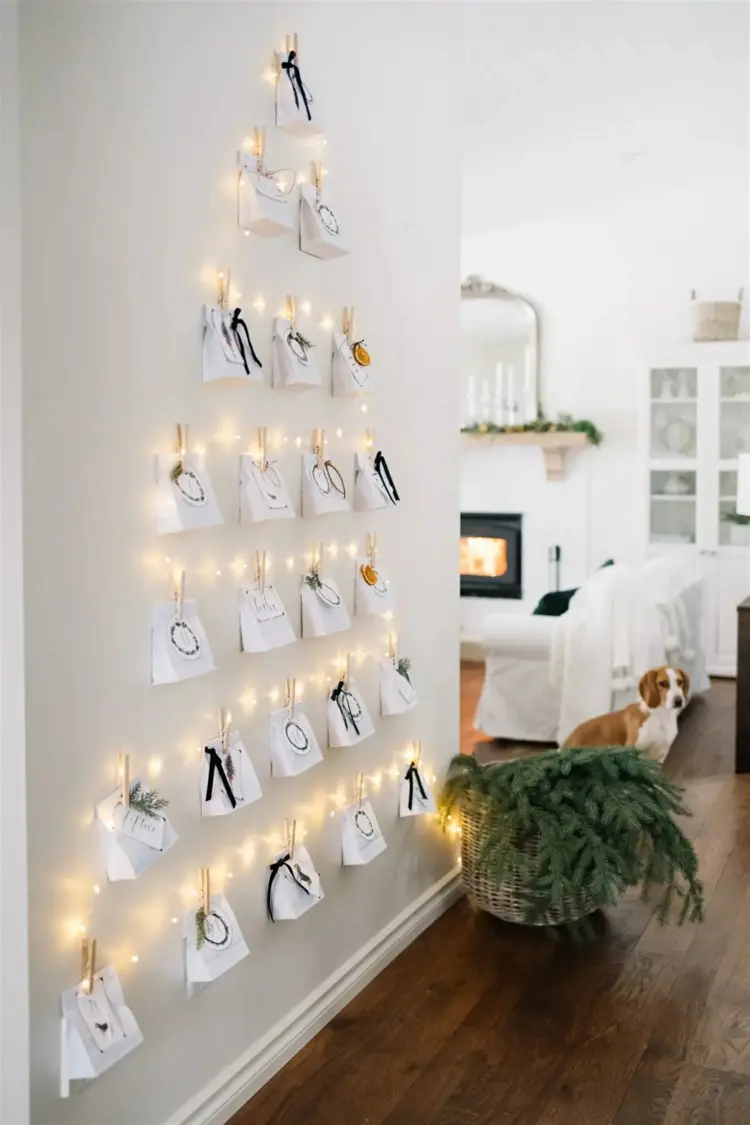Adventskalender zum Befüllen für die Wand mit LED-Lichterkette als Tannenbaum