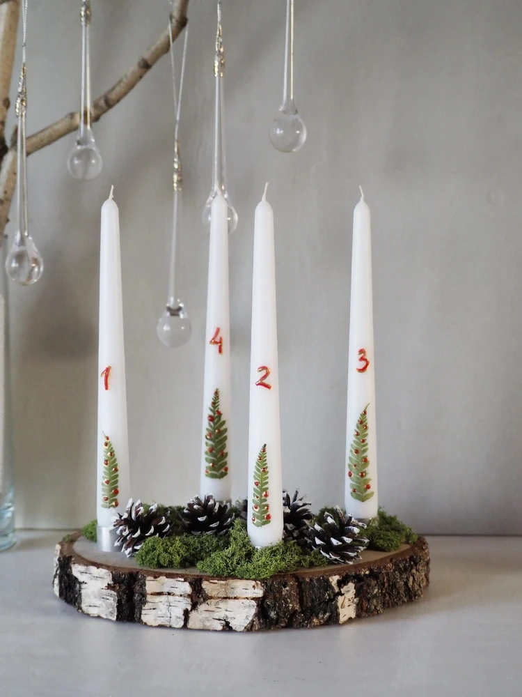 Adventskranz auf Holzscheibe mit Moos und selbstbemalten Kerzen
