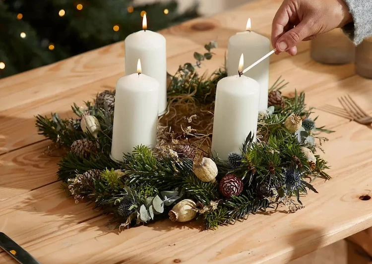 Adventskranz aus Naturmaterialien basteln - Die christlichen Haushalte praktizieren diesen Brauch in der Adventszeit