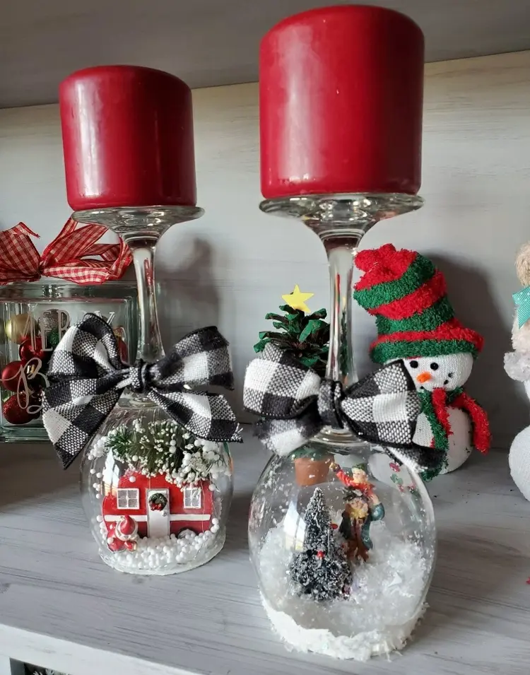 Adventskranz mit Weingläsern, Weihnachtsfiguren und roten Kerzen