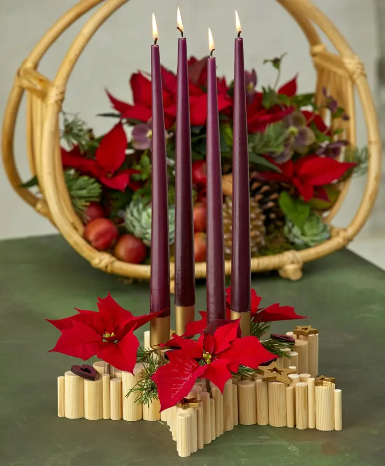 Adventskranz rot gestalten mit Weihnachttsternen und Stabkerzen in Bordeaux