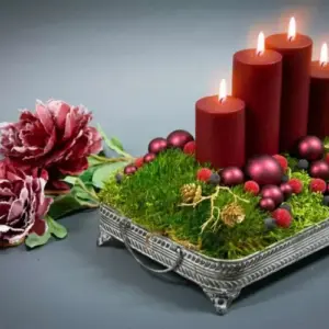 Adventskranz rot und länglich mit Moos und Weihnachtsbaumkugeln