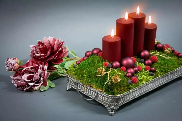 Adventskranz rot und länglich mit Moos und Weihnachtsbaumkugeln