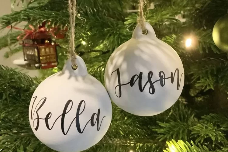 Anleitung für personalisierte Weihnachtskugeln mit handgeschriebenen Buchstaben