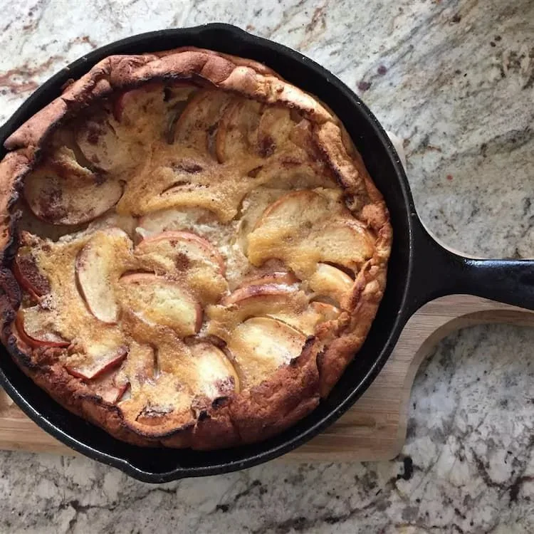 Bake apple pancakes in the oven for the whole family
