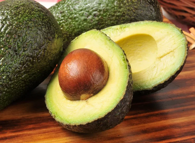 Avocado aus Kern ziehen - Entfernen Sie zunächst vorsichtig den Kern der Avocado