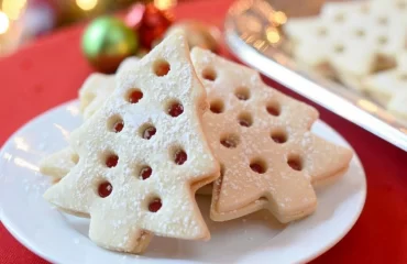 Backen Sie Weihnachtsplätzchen mit Marmelade und genießen Sie den fruchtigen Geschmack