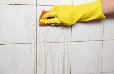 Badfliesen reinigen - Mit diesen Hausmitteln putzen und entkalken Sie die Wand- und Bodenfliesen im Badezimmer
