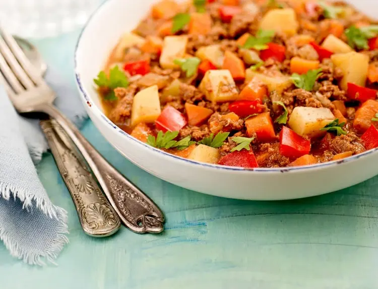 Make your own farmer's bowl with ground beef, potatoes and peppers