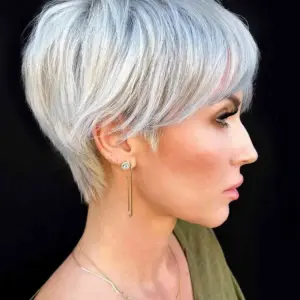 Bixie Frisuren 2022 - Probieren Sie eisiges Blond mit Choppy Finish