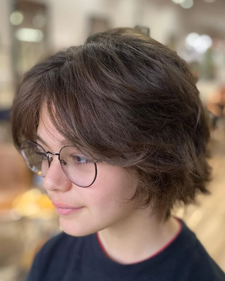 Bixie Haarschnitt für Frauen mit Brille richtig tragen Tipps