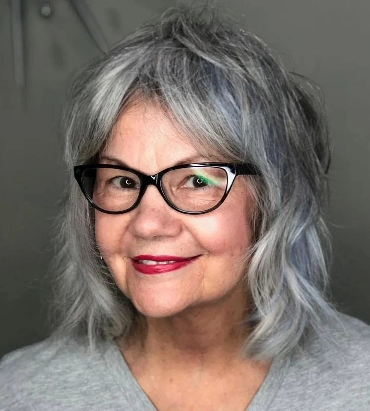 Brillenrahmen für Damen mit grauen Haaren