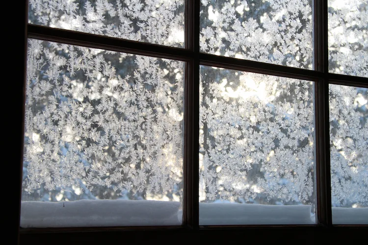 Dem Winter zu trotzen, indem Sie Ihre Fenster putzen bei Kälte, ist ein sehr edles Unterfangen