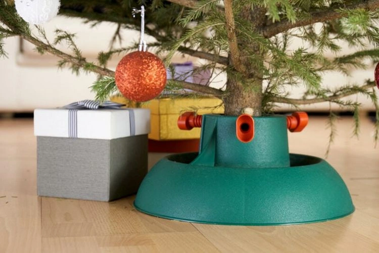 Den Weihnachtsbaum mit einem festen Stand katzensicher machen