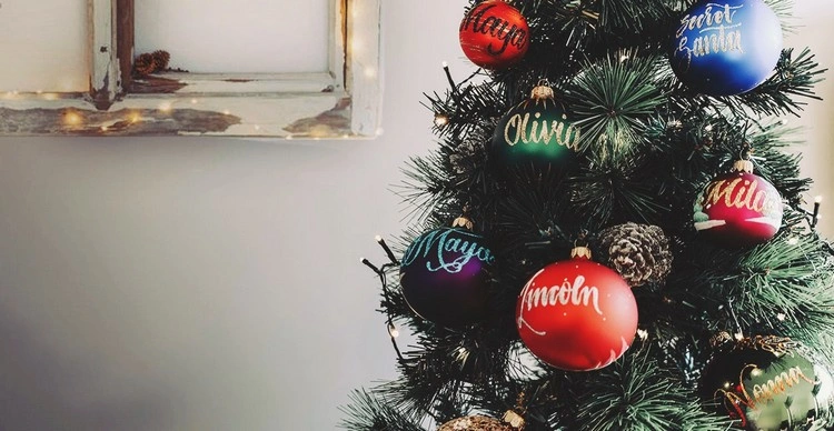 Die Freude, personalisierte Weihnachtskugeln an den Baum zu hängen, ist unvergleichbar größer