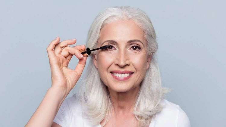 Die Make-up-Fehler ab 60 - zu viel Wimperntusche auf den unteren Wimpern auftragen