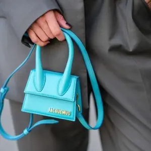 Die Mikrotasche in leuchtenden Farben mit einem Anzug kombinieren