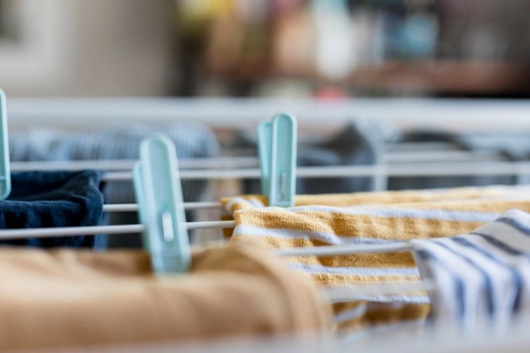 Die Wäsche gleichmäßig auf dem Wäscheständer verteilen