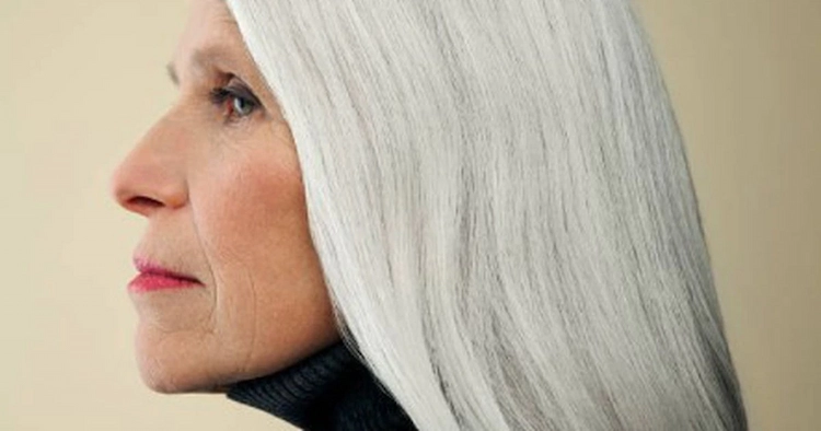Die klassische weiße Haarfarbe ist modern für Frauen ab 70