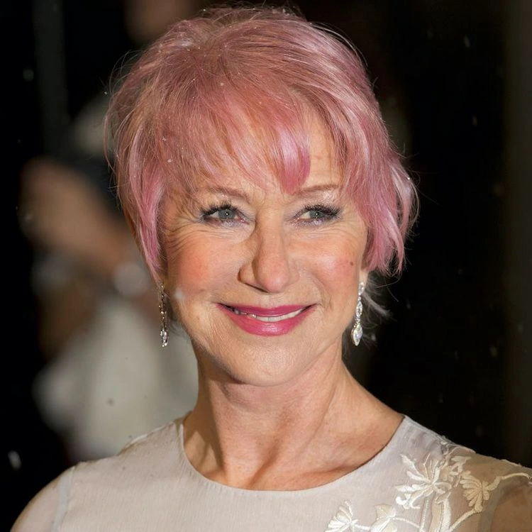 Die rosa Haarfarbe liegt im Trend und steht Frauen ab 70 besonders gut