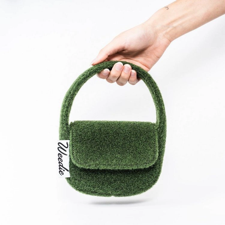 Die trendige Mikrotasche mit einem Hauch von Gras