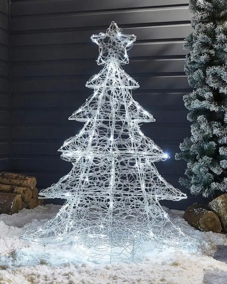 Dieser Outdoor Weihnachtsbaum hebt die Weihnachtsdeko auf ein höheres Niveau