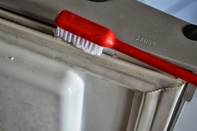 Edelstahl-Kühlschrank reinigen - verschmutzte Kühlschrankdichtung