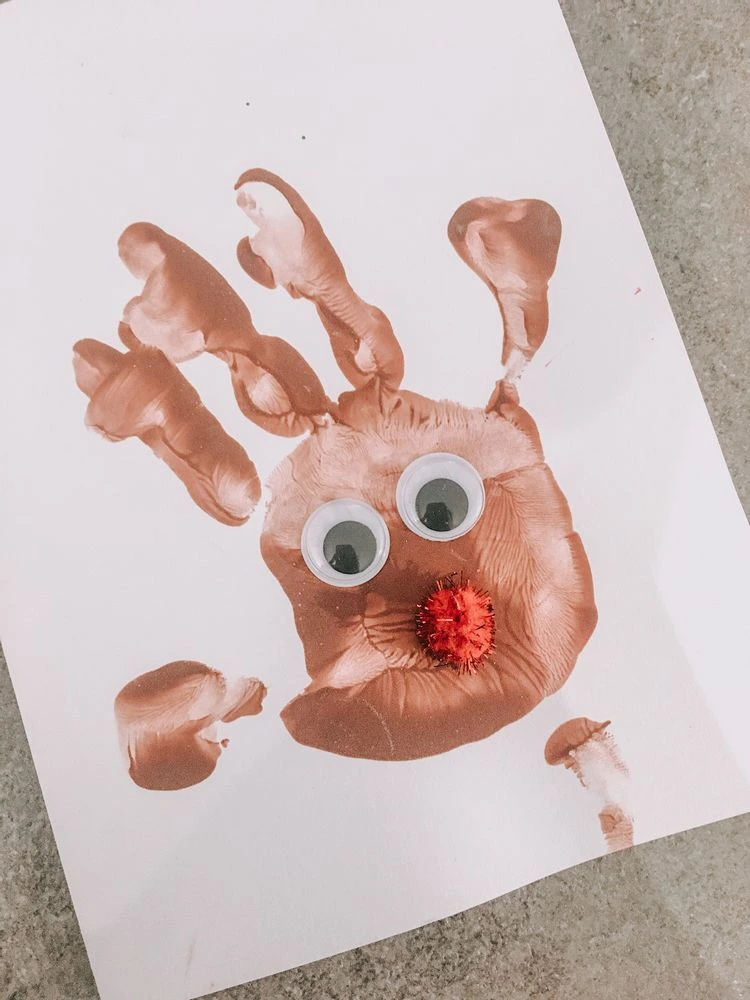 Eine Rentier-Weihnachtskarte mit Kindern-Handabdruck basteln
