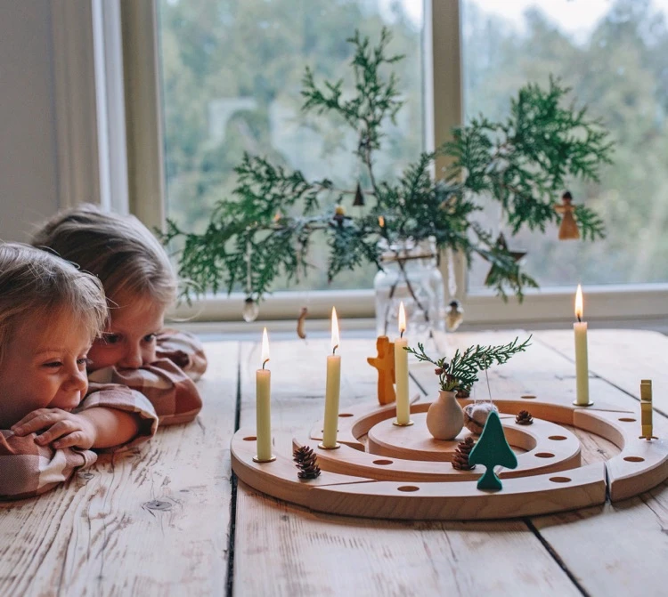 Eine Adventsspirale aus Holz erfreut sich bei Kindern großer Beliebtheit