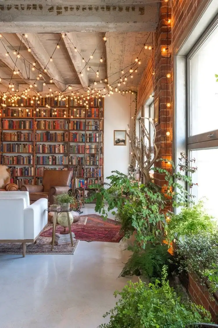 Eine Mischung aus Ziegelsteinen und Lichterketten verleiht einem Wohnraum einen ultra-bohemischen Look
