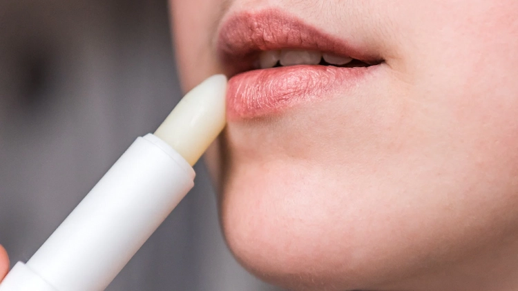 Einen Lippenbalsam regelmäßig nutzen für glatten und geschmeidigen Mund