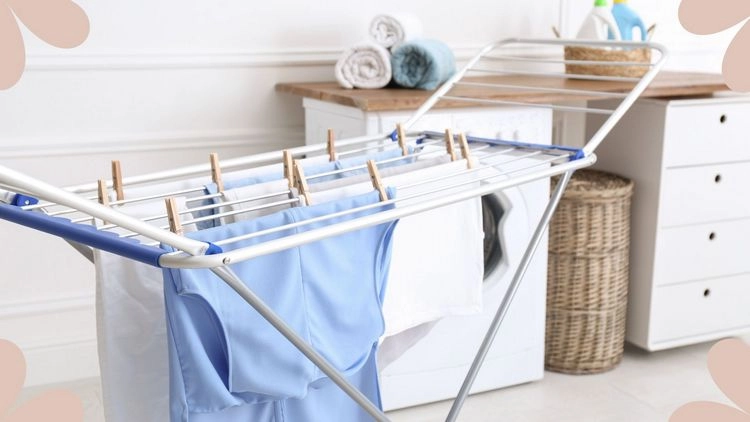 Einen Wäscheständer verwenden, um Wäsche drinnen zu trocknen