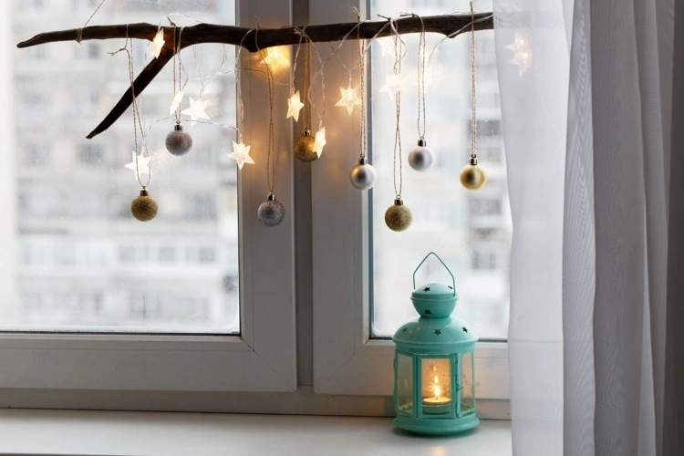 Einfache DIY Fensterdeko zu Weihnachten 2022 mit Zweig, Kugeln und Lichterkette