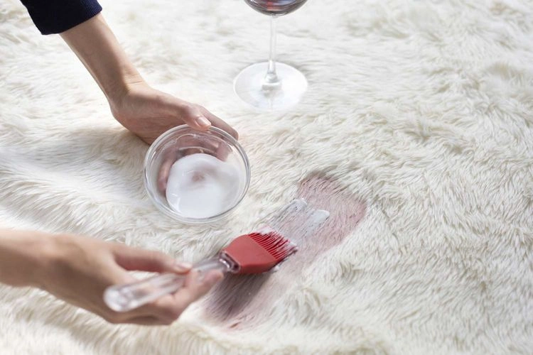 Eingetrocknete Rotweinflecken entfernen mit Backpulver, Salz oder Essig