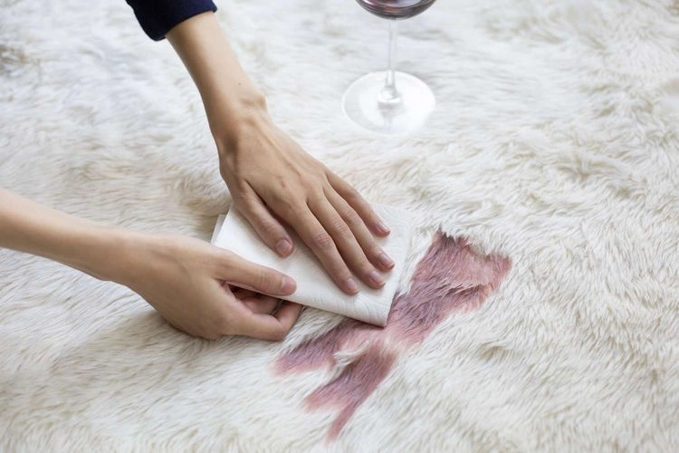 Essig hilft gegen frische oder alte Flecken auf dem Teppich