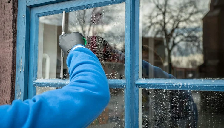 Fenster putzen im Winter -Tipps und Methoden für schlierenfreie Fenster bei Kälte