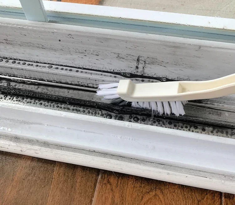 Fensterbank reinigen - Schmutz und Schimmel entfernen in nur einigen einfachen Schritten